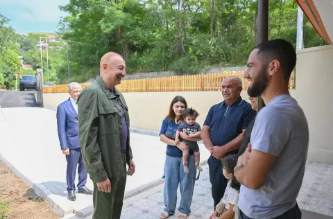 İlham Əliyev Şuşanın Kiçik Qaladərəsi kəndində görülən işlərlə tanış olub və kəndə qayıdan sakinlərlə görüşüb - YENİLƏNİB