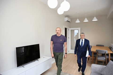 İlham Əliyev Şuşanın Qarabağ küçəsində dövlət-özəl tərəfdaşlığı çərçivəsində həyata keçirilmiş işlərlə tanış olub
