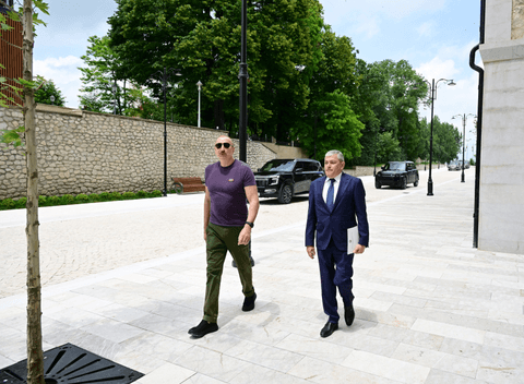 İlham Əliyev Şuşanın Qarabağ küçəsində dövlət-özəl tərəfdaşlığı çərçivəsində həyata keçirilmiş işlərlə tanış olub