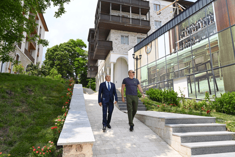 İlham Əliyev Şuşanın Qarabağ küçəsində dövlət-özəl tərəfdaşlığı çərçivəsində həyata keçirilmiş işlərlə tanış olub