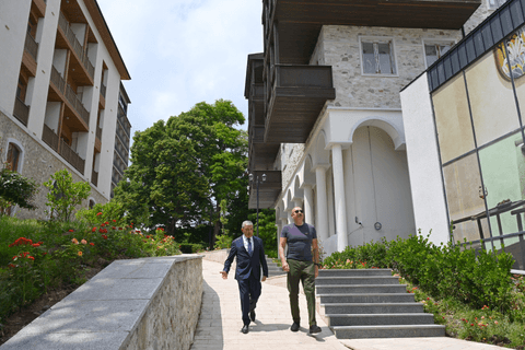 İlham Əliyev Şuşanın Qarabağ küçəsində dövlət-özəl tərəfdaşlığı çərçivəsində həyata keçirilmiş işlərlə tanış olub