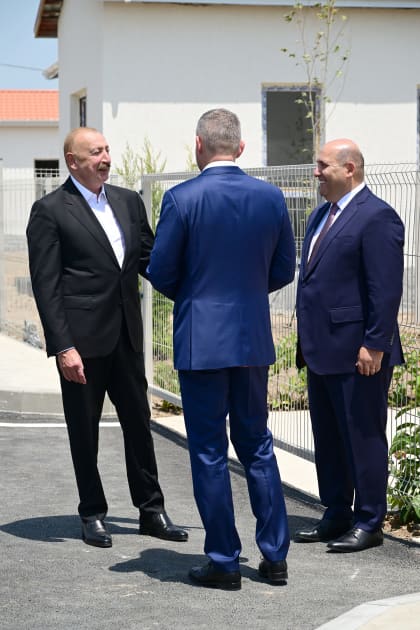 Azərbaycan və Slovakiya prezidentləri Ağdamın Baş Qərvənd kəndində görülən işlərlə tanış olublar