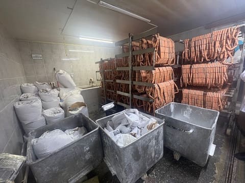  “Azəridad” toyuq kolbasası istehsal edən müəssisədə nöqsanlar aşkarlanıb