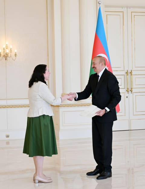  İlham Əliyev İrlandiyanın Azərbaycanda yeni təyin olunmuş səfirinin etimadnaməsini qəbul edib