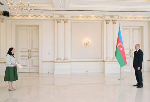  İlham Əliyev İrlandiyanın Azərbaycanda yeni təyin olunmuş səfirinin etimadnaməsini qəbul edib