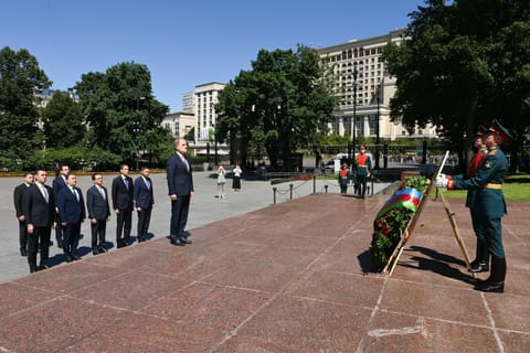Ceyhun Bayramov Moskvada "Naməlum Əsgər" abidəsini ziyarət edib