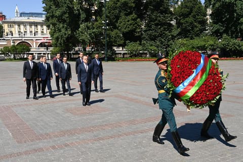 Ceyhun Bayramov Moskvada "Naməlum Əsgər" abidəsini ziyarət edib