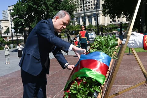 Ceyhun Bayramov Moskvada "Naməlum Əsgər" abidəsini ziyarət edib