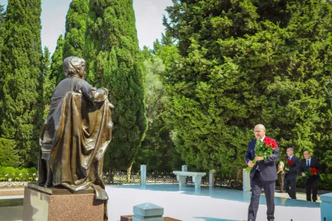 ANAMA kollektivi Heydər Əliyevin məzarını ziyarət edib