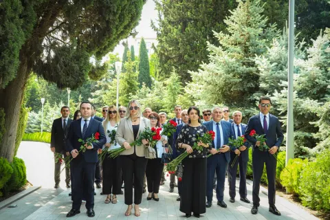ANAMA kollektivi Heydər Əliyevin məzarını ziyarət edib