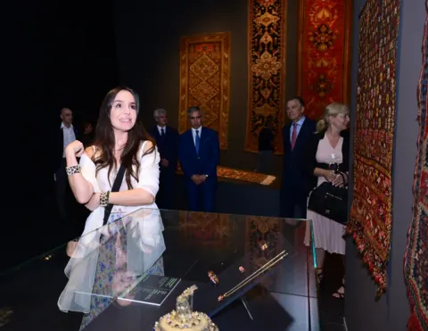 Leyla Əliyeva Budapeştdə "Azərbaycan xalçaları – ənənədən müasir incəsənətə" sərgisinin təqdimatında iştirak edib