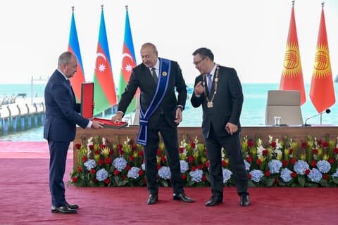 Presidents of Azerbaijan and Kyrgyzstan Exchange Top State Honors at Award Ceremony