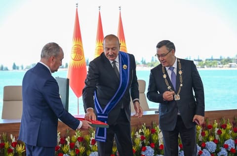Presidents of Azerbaijan and Kyrgyzstan Exchange Top State Honors at Award Ceremony