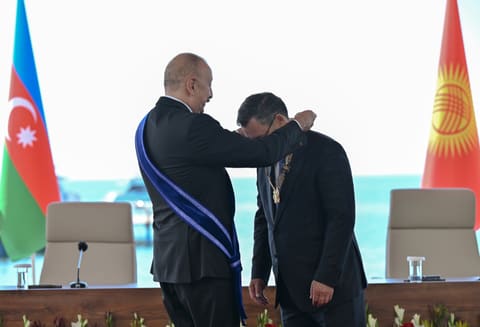 Presidents of Azerbaijan and Kyrgyzstan Exchange Top State Honors at Award Ceremony