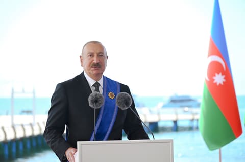 Presidents of Azerbaijan and Kyrgyzstan Exchange Top State Honors at Award Ceremony