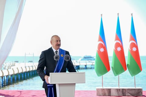 Presidents of Azerbaijan and Kyrgyzstan Exchange Top State Honors at Award Ceremony