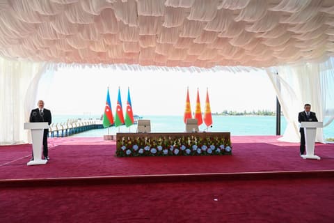 Presidents of Azerbaijan and Kyrgyzstan Exchange Top State Honors at Award Ceremony