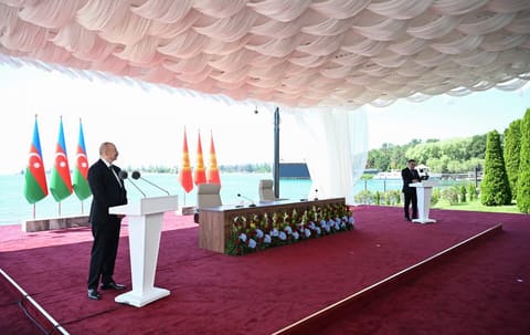 Presidents of Azerbaijan and Kyrgyzstan Exchange Top State Honors at Award Ceremony
