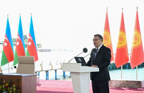 Presidents of Azerbaijan and Kyrgyzstan Exchange Top State Honors at Award Ceremony