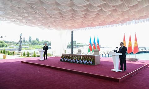 Presidents of Azerbaijan and Kyrgyzstan Exchange Top State Honors at Award Ceremony
