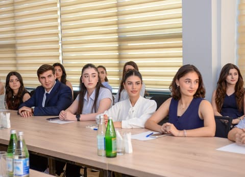 Nicat Məmmədli IV “Maarifçi” tələbə-məzun proqramının iştirakçıları ilə görüşüb