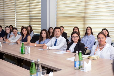 Nicat Məmmədli IV “Maarifçi” tələbə-məzun proqramının iştirakçıları ilə görüşüb