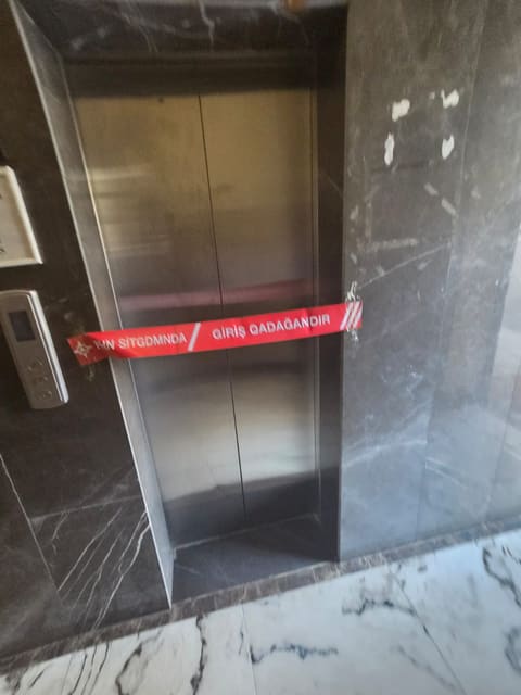 FHN yaşayış binasında təhlükəsizlik tələblərinə cavab verməyən liftlərin istismarını dayandırıb