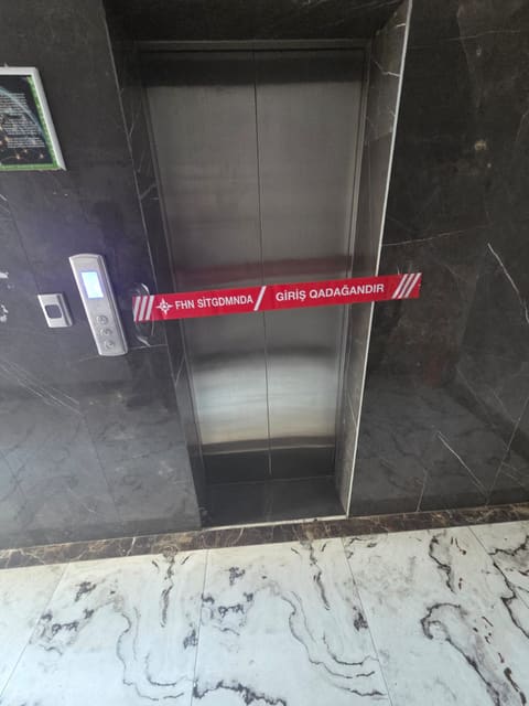 FHN yaşayış binasında təhlükəsizlik tələblərinə cavab verməyən liftlərin istismarını dayandırıb