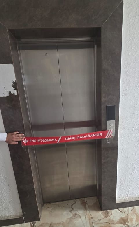 FHN yaşayış binasında təhlükəsizlik tələblərinə cavab verməyən liftlərin istismarını dayandırıb