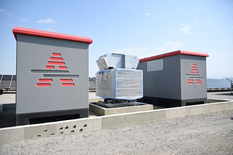 İlham Əliyev Naxçıvan şəhərində “Şəms 1” və “Qərbi Üfüq” Günəş Elektrik stansiyalarında görülən işlərlə tanış olub