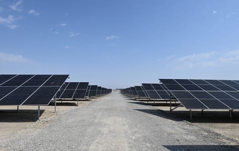 İlham Əliyev Naxçıvan şəhərində “Şəms 1” və “Qərbi Üfüq” Günəş Elektrik stansiyalarında görülən işlərlə tanış olub