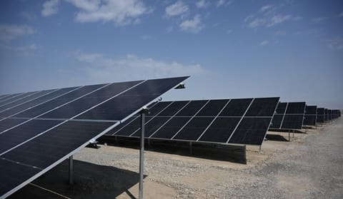 İlham Əliyev Naxçıvan şəhərində “Şəms 1” və “Qərbi Üfüq” Günəş Elektrik stansiyalarında görülən işlərlə tanış olub