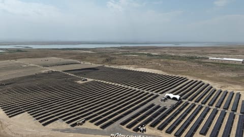 İlham Əliyev Naxçıvan şəhərində “Şəms 1” və “Qərbi Üfüq” Günəş Elektrik stansiyalarında görülən işlərlə tanış olub