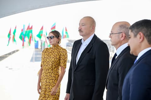 İlham Əliyev Naxçıvan şəhərində “Şəms 1” və “Qərbi Üfüq” Günəş Elektrik stansiyalarında görülən işlərlə tanış olub