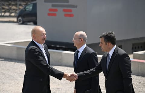 İlham Əliyev Naxçıvan şəhərində “Şəms 1” və “Qərbi Üfüq” Günəş Elektrik stansiyalarında görülən işlərlə tanış olub