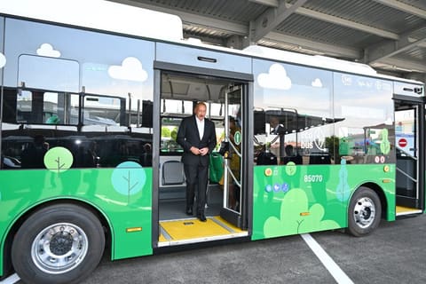 İlham Əliyev Naxçıvanda elektrik mühərrikli yeni avtobuslara baxıb, dəmir yolu infrastrukturunda aparılan yenidənqurma işləri ilə tanış olub  - YENİLƏNİB 2