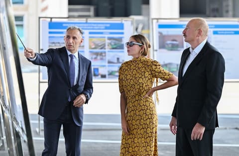 İlham Əliyev Naxçıvanda elektrik mühərrikli yeni avtobuslara baxıb, dəmir yolu infrastrukturunda aparılan yenidənqurma işləri ilə tanış olub  - YENİLƏNİB 2