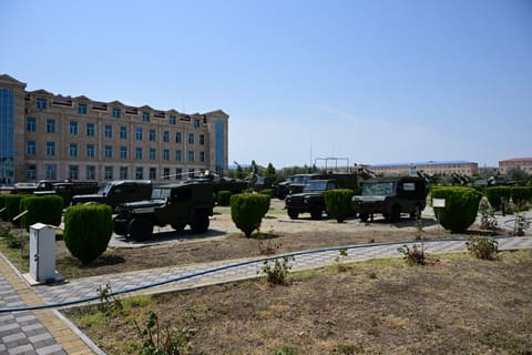 İlham Əliyev Əlahiddə Ümumqoşun Orduda yeni yaradılan komando hərbi hissələrinə Döyüş bayraqlarının verilməsi mərasimində iştirak edib 