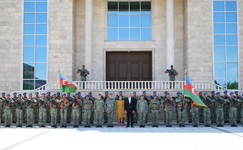İlham Əliyev Əlahiddə Ümumqoşun Orduda yeni yaradılan komando hərbi hissələrinə Döyüş bayraqlarının verilməsi mərasimində iştirak edib 