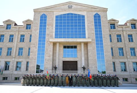 İlham Əliyev Əlahiddə Ümumqoşun Orduda yeni yaradılan komando hərbi hissələrinə Döyüş bayraqlarının verilməsi mərasimində iştirak edib 