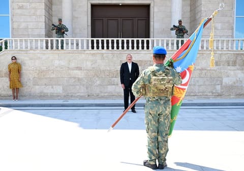 İlham Əliyev Əlahiddə Ümumqoşun Orduda yeni yaradılan komando hərbi hissələrinə Döyüş bayraqlarının verilməsi mərasimində iştirak edib 