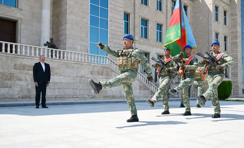 İlham Əliyev Əlahiddə Ümumqoşun Orduda yeni yaradılan komando hərbi hissələrinə Döyüş bayraqlarının verilməsi mərasimində iştirak edib 