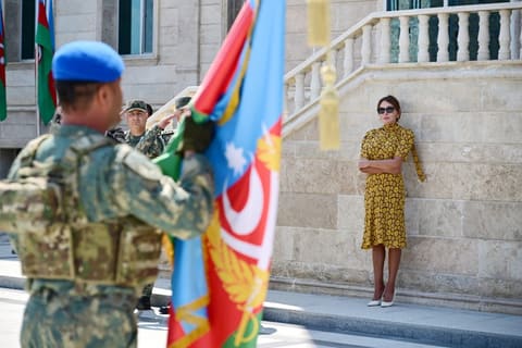 İlham Əliyev Əlahiddə Ümumqoşun Orduda yeni yaradılan komando hərbi hissələrinə Döyüş bayraqlarının verilməsi mərasimində iştirak edib 