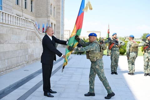 İlham Əliyev Əlahiddə Ümumqoşun Orduda yeni yaradılan komando hərbi hissələrinə Döyüş bayraqlarının verilməsi mərasimində iştirak edib 