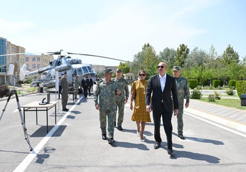 İlham Əliyev Əlahiddə Ümumqoşun Orduda yeni yaradılan komando hərbi hissələrinə Döyüş bayraqlarının verilməsi mərasimində iştirak edib 