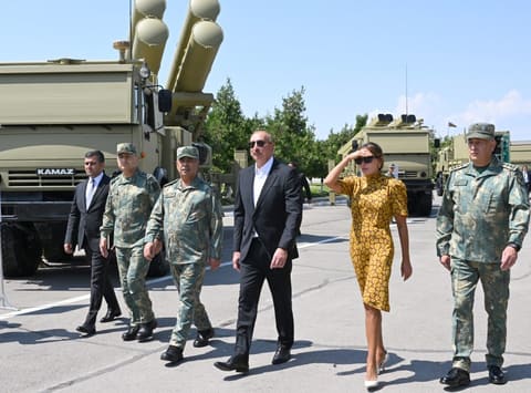 İlham Əliyev Əlahiddə Ümumqoşun Orduda yeni yaradılan komando hərbi hissələrinə Döyüş bayraqlarının verilməsi mərasimində iştirak edib 