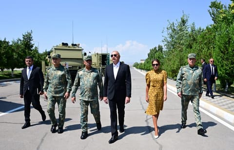 İlham Əliyev Əlahiddə Ümumqoşun Orduda yeni yaradılan komando hərbi hissələrinə Döyüş bayraqlarının verilməsi mərasimində iştirak edib 