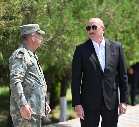 İlham Əliyev Əlahiddə Ümumqoşun Orduda yeni yaradılan komando hərbi hissələrinə Döyüş bayraqlarının verilməsi mərasimində iştirak edib 