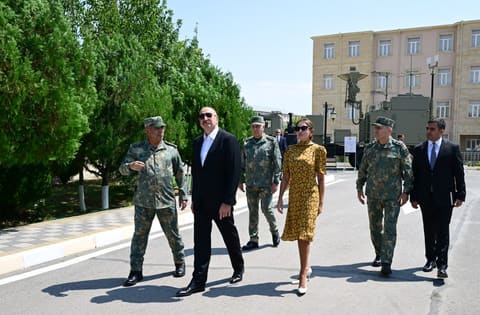 İlham Əliyev Əlahiddə Ümumqoşun Orduda yeni yaradılan komando hərbi hissələrinə Döyüş bayraqlarının verilməsi mərasimində iştirak edib 