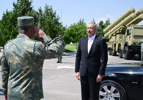 İlham Əliyev Əlahiddə Ümumqoşun Orduda yeni yaradılan komando hərbi hissələrinə Döyüş bayraqlarının verilməsi mərasimində iştirak edib 
